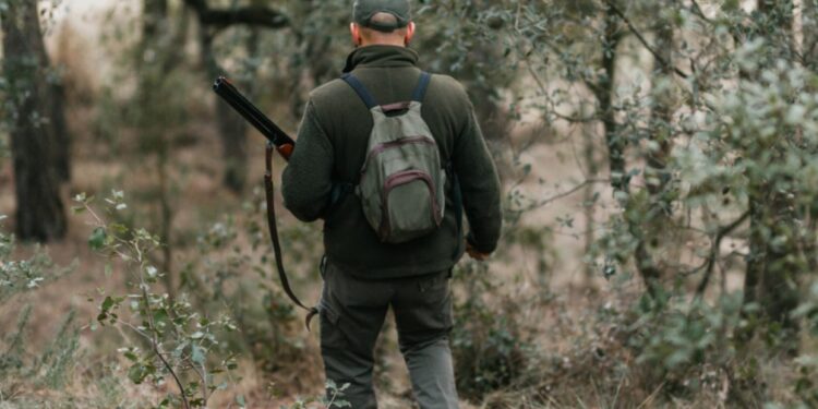 Παρ’ ολίγον οικογενειακή τραγωδία στο Ηράκλειο: Πυροβόλησε κατά λάθος τον πατέρα του στο κυνήγι