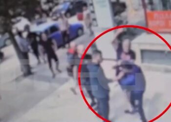 Alldaynews.gr Βίντεο ντοκουμέντο από το MEGA: Γονείς δέρνουν 16χρονους που απείλησαν και χτύπησαν συμμαθητή τους