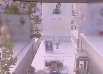 Mad Clip: Άγνωστοι βανδάλισαν τον τάφο του-Πέθανε και ο παππούς του πριν λίγες μέρες