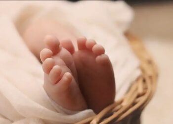 Νάξος: 13χρονη πήγε με κοιλιακό πόνο στο νοσοκομείο και γέννησε στις τουαλέτες