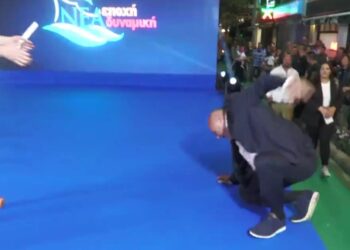 Βόλος: Ο Αχιλλέας Μπέος έπεσε ανεβαίνοντας στην εξέδρα για την ομιλία του[video]