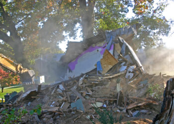 Γκρέμισαν λάθος σπίτι: Γύρισαν από διακοπές και βρήκαν το σπίτι κατεδαφισμένο – «Συγγνώμη, έγινε λάθος», της είπαν (video)