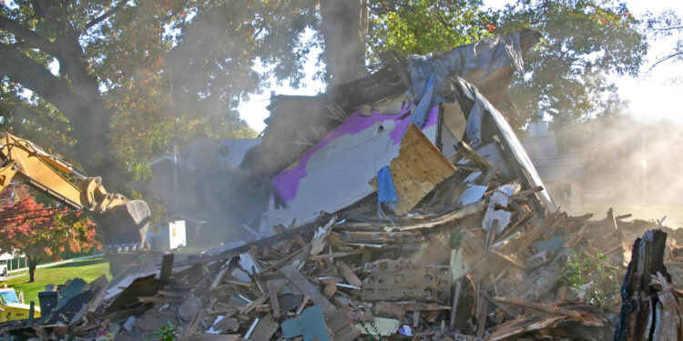 Alldaynews.gr Γκρέμισαν λάθος σπίτι: Γύρισαν από διακοπές και βρήκαν το σπίτι κατεδαφισμένο – «Συγγνώμη, έγινε λάθος», της είπαν (video)