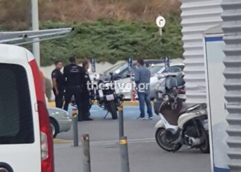 ΠΡΙΝ ΛΙΓΟ στη Θεσσαλονίκη: Πυροβολισμοί σε πάρκινγκ σούπερ μάρκετ