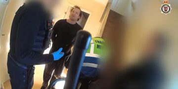 Alldaynews.gr Αστυνομικός πυροβολεί υπάλληλο στα Lidl που ετοίμαζε μακελειό σε σχολεία – Είχε λίστα με στόχους: συμμαθητές & δασκάλους (video)