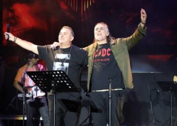 Η συγκινητική στιγμή που ο Ρέμος αφιερώνει στον Καρρά το τραγούδι “Άς την να λέει” στην συναυλία του στο Άλσος[video]