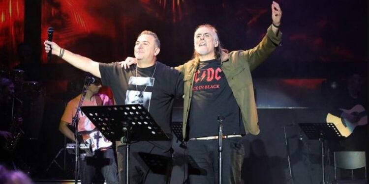 Η συγκινητική στιγμή που ο Ρέμος αφιερώνει στον Καρρά το τραγούδι “Άς την να λέει” στην συναυλία του στο Άλσος[video]