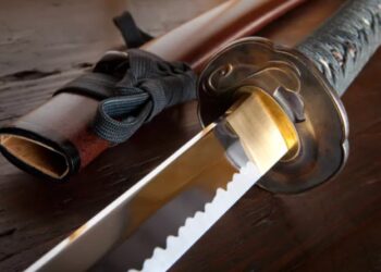 Alldaynews.gr Πανικός στη γειτονιά! 35χρονη κυνηγούσε τον άνδρα της με σπαθί λόγω… φαγητού