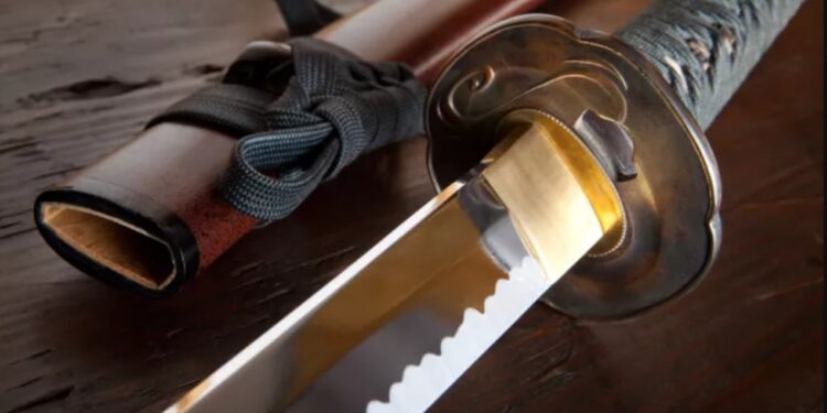 Πανικός στη γειτονιά! 35χρονη κυνηγούσε τον άνδρα της με σπαθί λόγω… φαγητού