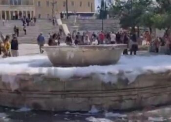 Alldaynews.gr Το σιντριβάνι στο Σύνταγμα γέμισε σαπουνάδες: Άγνωστος έριξε απορρυπαντικό (video)