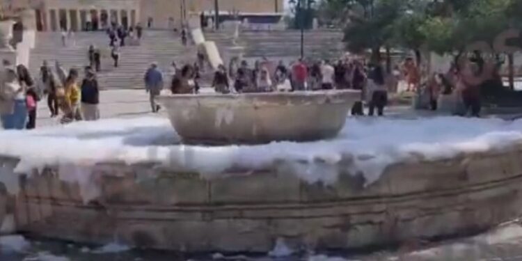 Alldaynews.gr Το σιντριβάνι στο Σύνταγμα γέμισε σαπουνάδες: Άγνωστος έριξε απορρυπαντικό (video)