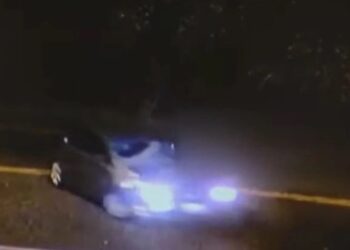 Χτύπησε και σkότωσε πεζό και συνέχισε να οδηγεί με το θύμα πάνω στο καπό (video)