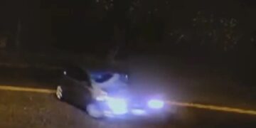 Alldaynews.gr Χτύπησε και σkότωσε πεζό και συνέχισε να οδηγεί με το θύμα πάνω στο καπό (video)