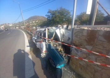 Σοβαρό τροχαίο στην Αθηνών – Σουνίου: Αυτοκίνητο καρφώθηκε σε τοίχο και έγινε σμπαράλια (φωτο, video)