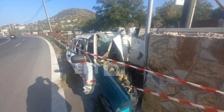 Alldaynews.gr Σοβαρό τροχαίο στην Αθηνών – Σουνίου: Αυτοκίνητο καρφώθηκε σε τοίχο και έγινε σμπαράλια (φωτο, video)