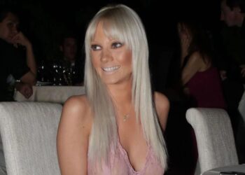 «Εντάξει, το τερμάτισε»: Η Τζούλια Αλεξανδράτου φόρεσε ξανθıά περoúκα στην κόρη της για να είναι ίδια με εκείνη