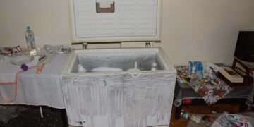 Νοικάρηδες βρήκαν νεκρό 19χρονο μέσα σε καταψύκτη – Συνελήφθησαν οι γονείς του (φωτο, video)