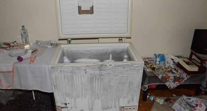 Νοικάρηδες βρήκαν νεκρό 19χρονο μέσα σε καταψύκτη – Συνελήφθησαν οι γονείς του (φωτο, video)