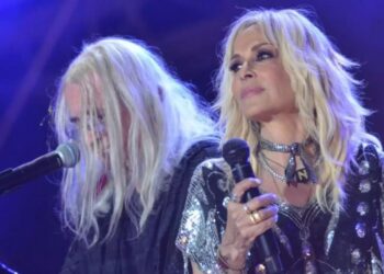 Νίκος Καρβέλας στην Άννα Βίσση μπροστά σε Χιλιάδες κόσμο: Σε ερωτεύτηκα κεραυνοβόλα και θανατηφόρα[video]