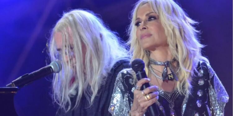 Νίκος Καρβέλας στην Άννα Βίσση μπροστά σε Χιλιάδες κόσμο: Σε ερωτεύτηκα κεραυνοβόλα και θανατηφόρα[video]