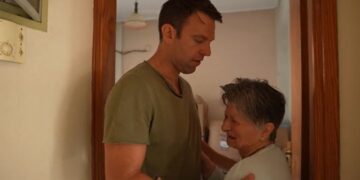 Βόλος: Ηλικιωμένη ξεσπά σε κλάματα στην αγκαλιά του Κασσελάκη – «Οι πρώτοι που μπαίνετε σπίτι μας»