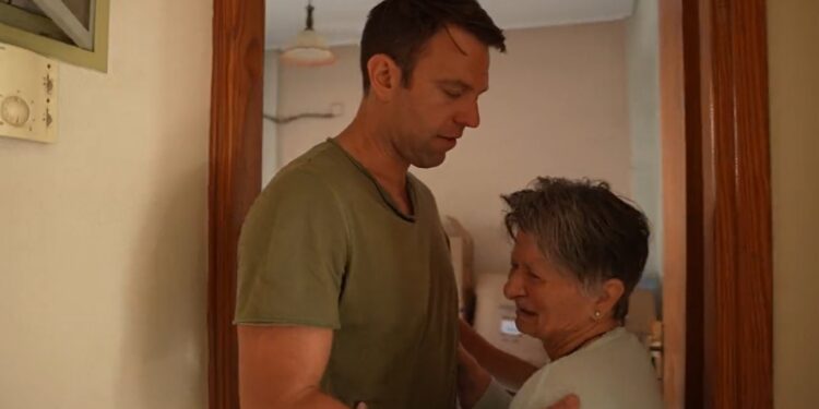 Βόλος: Ηλικιωμένη ξεσπά σε κλάματα στην αγκαλιά του Κασσελάκη – «Οι πρώτοι που μπαίνετε σπίτι μας»