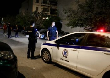 Alldaynews.gr Οργή για μητέρα: Κλείδωσε τα δύο παιδιά της στο αυτοκίνητο και πήγε σε καφετέρια