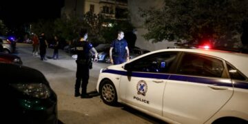 Alldaynews.gr Οργή για μητέρα: Κλείδωσε τα δύο παιδιά της στο αυτοκίνητο και πήγε σε καφετέρια