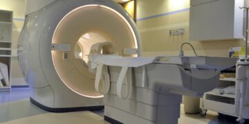 Alldaynews.gr Φρικτό ατύχημα: Νοσοκόμα παγιδεύτηκε σε μηχάνημα μαγνητικής τομογραφίας (video)