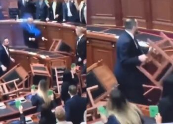 Χάος στην Αλβανία: Βουλευτές της αντιπολίτευσης πέταξαν καπνογόνα και καρέκλες μέσα στο κοινοβούλιο (video)