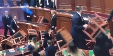 Χάος στην Αλβανία: Βουλευτές της αντιπολίτευσης πέταξαν καπνογόνα και καρέκλες μέσα στο κοινοβούλιο (video)