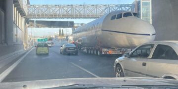 Αεροπλάνο προκάλεσε κυκλοφοριακό κομφούζιο Αττική Οδό: Δεν πίστευαν στα μάτια τους οι οδηγοί – Δείτε φωτογραφίες