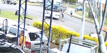 Alldaynews.gr Αυστραλία: 14χρονη ηρωίδα έσωσε 20 μαθητές σε λεωφορείο που θα έπεφτε σε βενζινάδικο (video)