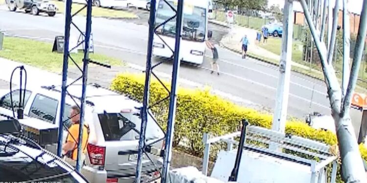 Alldaynews.gr Αυστραλία: 14χρονη ηρωίδα έσωσε 20 μαθητές σε λεωφορείο που θα έπεφτε σε βενζινάδικο (video)