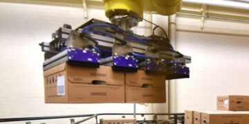 Γίνονται και λάθη: Ρομπότ μπέρδεψε υπάλληλο εργοστασίου με κούτα και τον συνέθλιψε