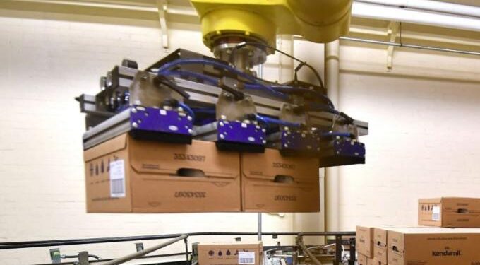 Γίνονται και λάθη: Ρομπότ μπέρδεψε υπάλληλο εργοστασίου με κούτα και τον συνέθλιψε