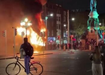 Alldaynews.gr Έκαψαν το Δουβλίνο για επίθεση “μετανάστη” σε περαστικούς: Τελικά ήταν Ιρλανδός! Τι λέει ο Βραζιλιάνος μετανάστης που τον αφόπλισε (vids)