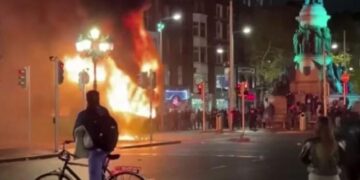 Alldaynews.gr Έκαψαν το Δουβλίνο για επίθεση “μετανάστη” σε περαστικούς: Τελικά ήταν Ιρλανδός! Τι λέει ο Βραζιλιάνος μετανάστης που τον αφόπλισε (vids)