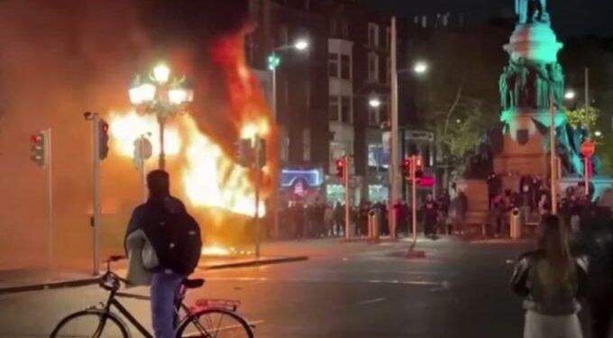 Alldaynews.gr Έκαψαν το Δουβλίνο για επίθεση “μετανάστη” σε περαστικούς: Τελικά ήταν Ιρλανδός! Τι λέει ο Βραζιλιάνος μετανάστης που τον αφόπλισε (vids)