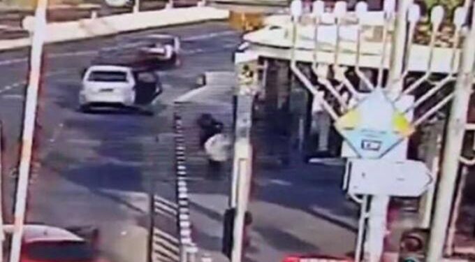 Βίντεο σοκ: Ένοπλοι δολοφονούν πολίτες σε στάση λεωφορείου στην Ιερουσαλήμ (video)