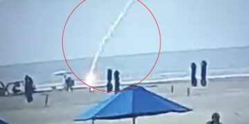 Alldaynews.gr Βίντεο με την τρομακτική στιγμή που μητέρα δύο παιδιών σκοτώνεται από κεραυνό σε παραλία
