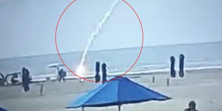 Alldaynews.gr Βίντεο με την τρομακτική στιγμή που μητέρα δύο παιδιών σκοτώνεται από κεραυνό σε παραλία