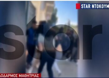 Άγριος ξυλοδαρμός μιας 14χρονης από συμμαθήτριές της σε Γυμνάσιο στο Περιστέρι – Βίντεο ντοκουμέντο