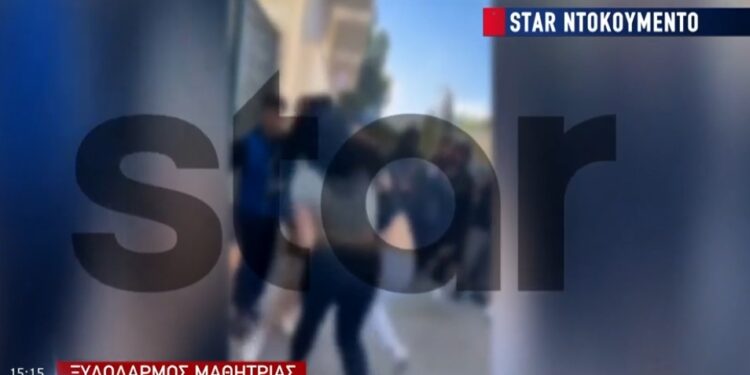 Alldaynews.gr Άγριος ξυλοδαρμός μιας 14χρονης από συμμαθήτριές της σε Γυμνάσιο στο Περιστέρι – Βίντεο ντοκουμέντο