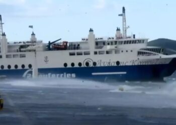 Θρίλερ με πλοίο της γραμμής να προσπαθεί να δέσει στο λιμάνι της Αίγινας – Τα κύματα έσπασαν τζάμια[video]