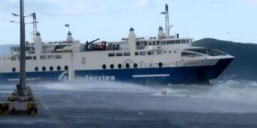Θρίλερ με πλοίο της γραμμής να προσπαθεί να δέσει στο λιμάνι της Αίγινας – Τα κύματα έσπασαν τζάμια[video]