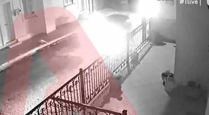 Alldaynews.gr «Ρε, τι κάνατε ρε, το παιδί» – Βίντεο ντοκουμέντο από τη στιγμή που ο αστυνομικός πυροβολεί τον 17χρονο