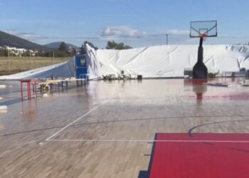 Θεσσαλονίκη: Ξηλώθηκε σκέπαστρο αθλητικού χώρου από τους ανέμους – Από θαύμα δεν υπήρξαν τραυματισμοί