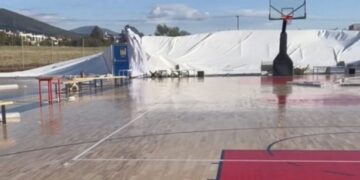 Θεσσαλονίκη: Ξηλώθηκε σκέπαστρο αθλητικού χώρου από τους ανέμους – Από θαύμα δεν υπήρξαν τραυματισμοί