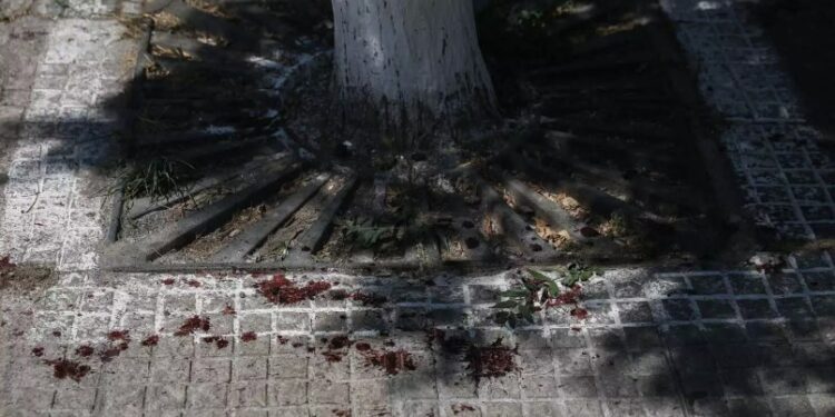 Alldaynews.gr Ομόνοια: Αιμόφυρτος άνδρας μπήκε σε κατάστημα και ζητούσε βοήθεια – Τον μαχαίρωσαν σε συμπλοκή τοξικομανών